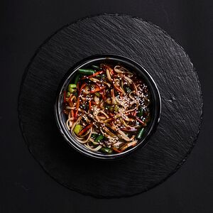 Удон с креветками в соусе свит чили