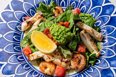 Израильский салат с соусом из солёных лимонов и мёда