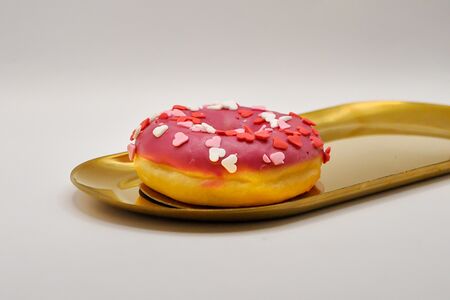 Донат с клубничной начинкой 