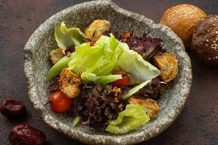 Фермерский салат с хлебом мыжыма