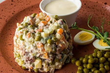 Салат Оливье с телятиной