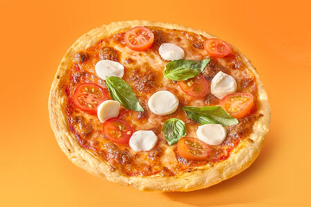 Пицца с моцареллой и помидорами