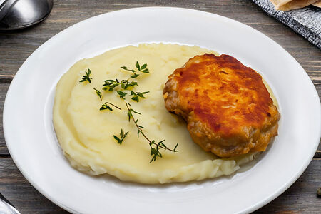 Пюре с котлетой 