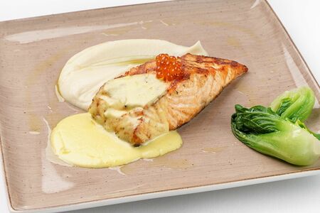 Филе лосося в шафрановом соусе