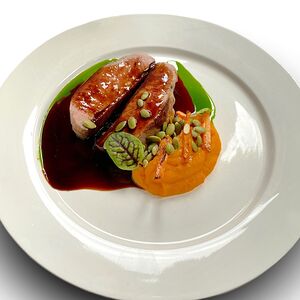 Утиное филе с карамелизированной морковью и тыквенными семечками