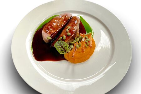 Утиное филе с карамелизированной морковью и тыквенными семечками