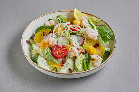 Тропический салат с креветками и кальмарами