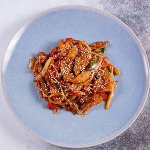 Курица, обжаренная в остром соусе, с рисом