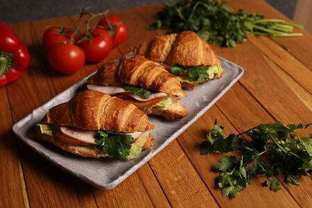 Круассан с колбасой 140 гр