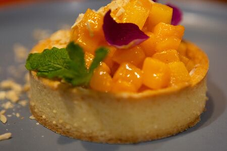 Тарт с хурмой и макадамия