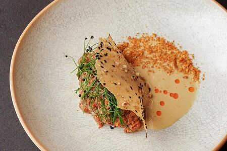 Грузинский тартар из говядины с миндальным баже