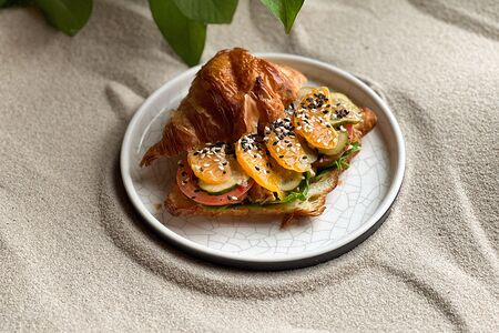 Круассан с цыпленком терияки