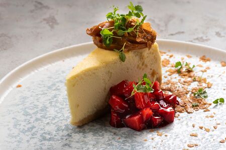 Чизкейк, сгущенка, клубника