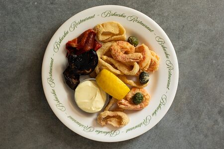 Креветки и кальмары фрито мисто с соусом айоли