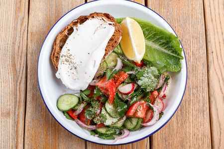 Дачный овощной салат с брынзой на хлебе