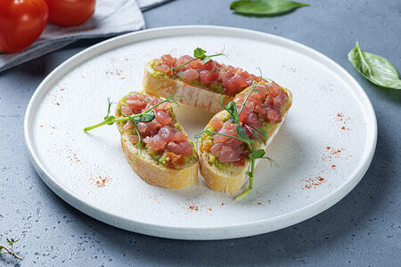 Брускетта с тунцом