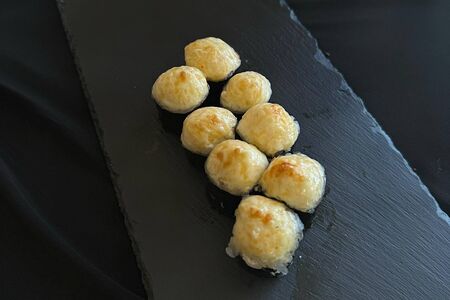 Мини-ролл с краб-миксом под сырным соусом