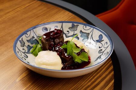 Томленая оленина с кремом из корня сельдерея