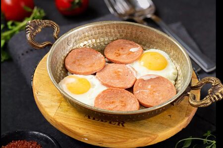 Яичница с колбасой