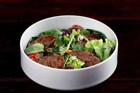 Мясной салат с устричным соусом, томатами и шпинатом