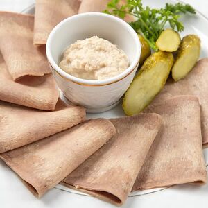 Язык отварной с огурцом и хреном