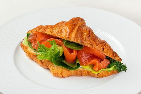 Круассан с лососем