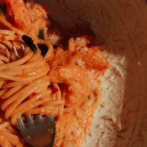 Спагетти, креветки, сливочный биск