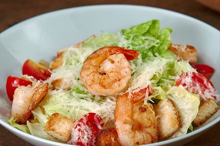 Салат Цезарь с тигровыми креветками