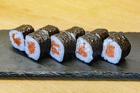 Мини-роллы с лососем
