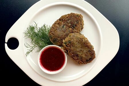 Котлеты чечевичные с брусничным соусом