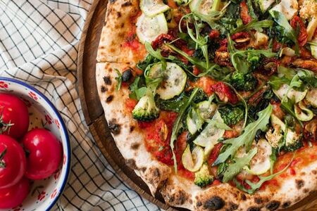 Пицца с брокколи и кабачками