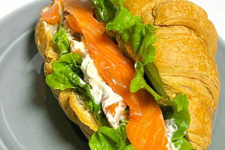 Круассан с лососем