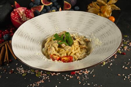 Паста с курицей и грибами