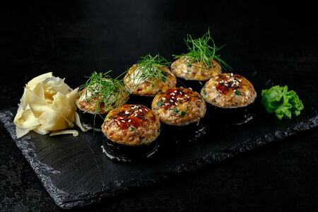 Запеченный ролл с угрем тартар