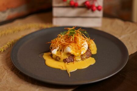 Бифштекс с яйцом пашот