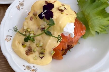 Картофельная вафля с форелью и яйцом пашот