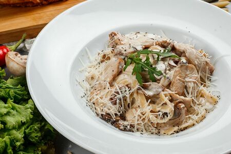 Паста с курицей и грибами