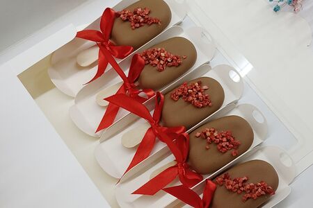 Ассорти чизкейков Эскимо в молочном шоколаде с сублимированной клубникой