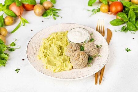 Тефтельки мясные с картофельным пюре, брокколи и сливочным соусом