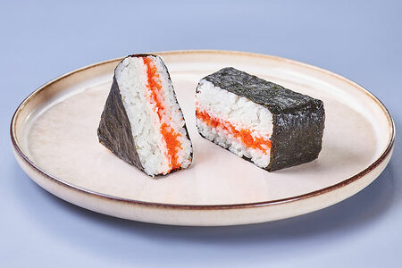 Онигири с крабом