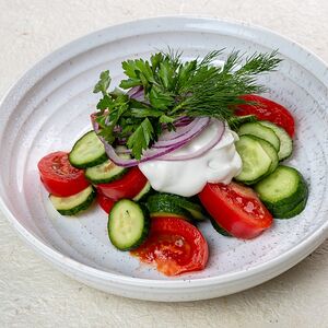 Салат из огурцов помидоров со сметаной 