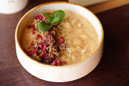 Рисовая каша на топлёных сливках с гранолой и сублимированой ягодой