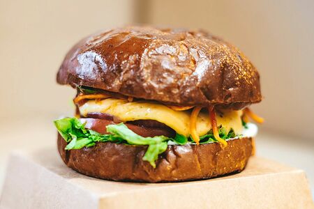 Бургер с говяжьей котлетой