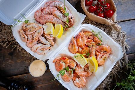 Ассорти из вареных креветок