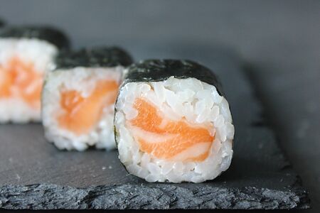 Ролл с лососем