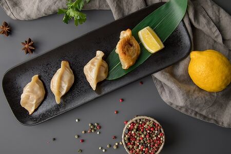 Димсам на воке с курицей