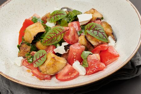 С хрустящими баклажанами, сливочным сыром и томатами