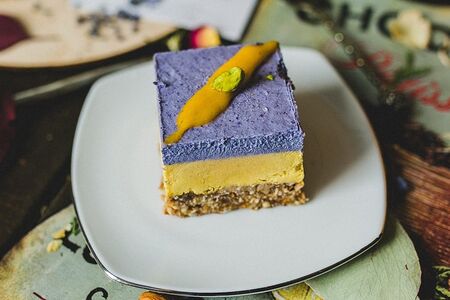 Пирожное Манго-черника