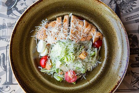 Салат Цезарь с филе цыпленка гриль