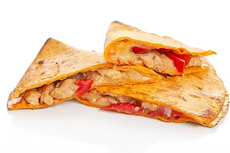 Кесадилья с курицей и соусом сладкий чили